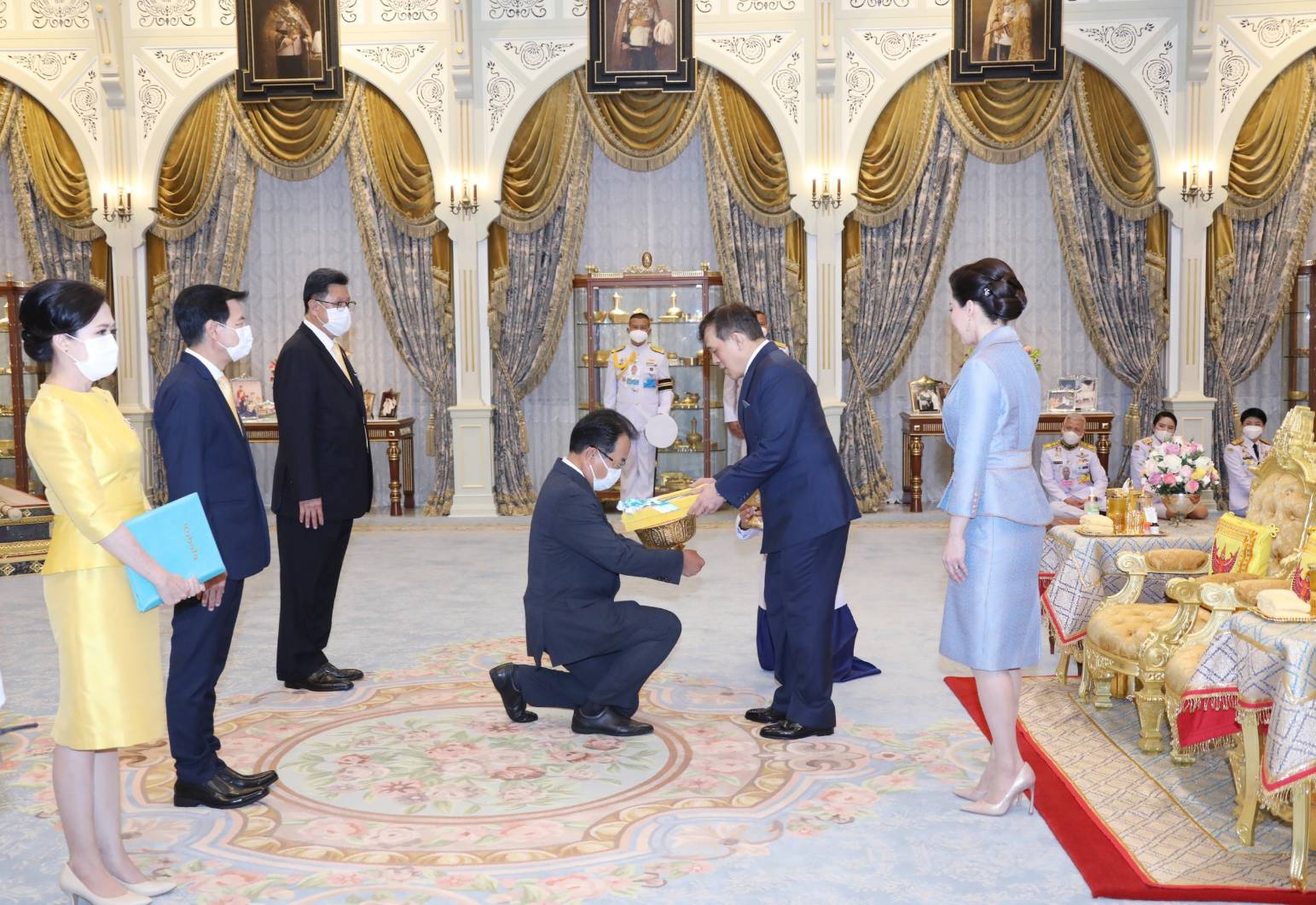 พระบาทสมเด็จพระเจ้าอยู่หัว และสมเด็จพระนางเจ้า ฯ พระบรมราชินี พระราชทานพระบรมราชวโรกาสให้ ผู้บริหารสยามคูโบต้า และเอสซีจี  น้อมเกล้า ฯ ถวายเครื่องจักรกลการเกษตร